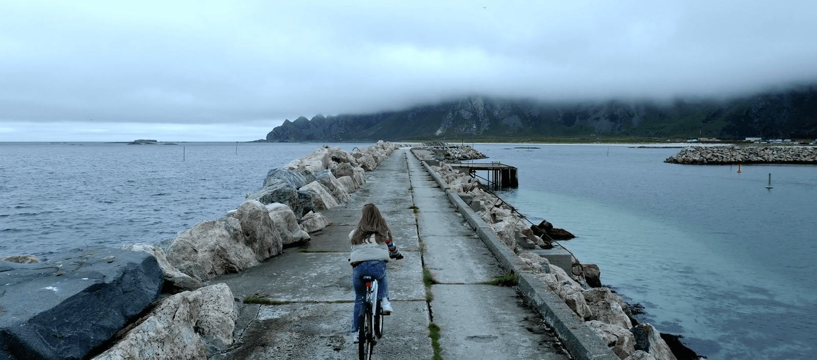 Andenes sett fra lufta, med fyret og Future Island-bygget ved havna